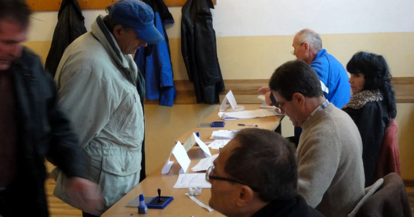 Prezenţa la vot în judeţul Dolj la ora 13.00 a fost 30,36%.