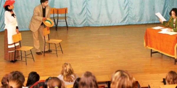 Spectacolele se joacă în clasele, laboratoarele sau sălile de sport ale şcolilor