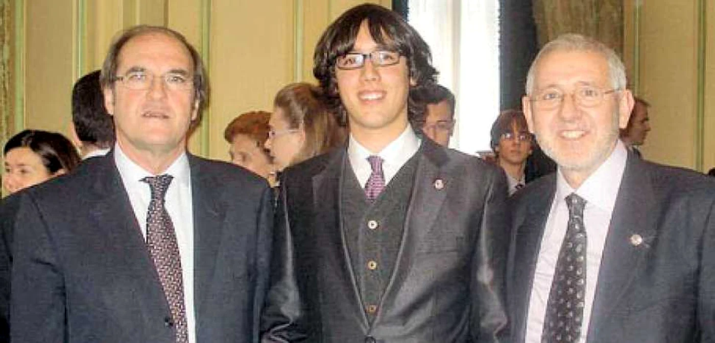 Luca Schneller-Pavelescu (în centru), alături de ministrul Educaţiei din Spania (stânga) şi de profesorul său de chimie 