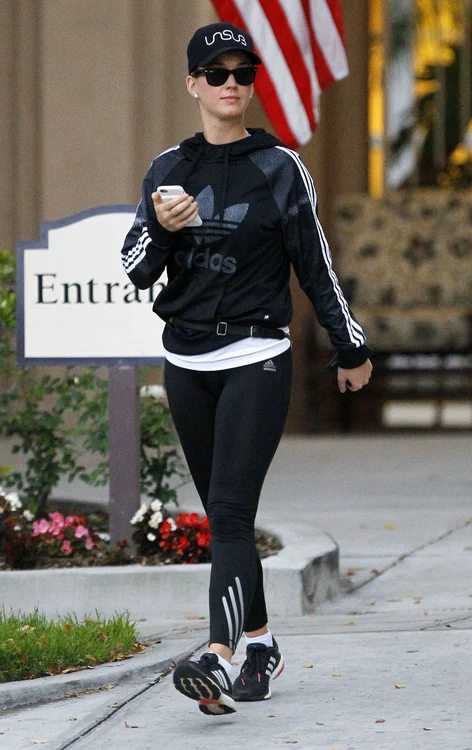 Exclusive    Katy Perry Stops By A Retirement Home In Los Angeles jpeg