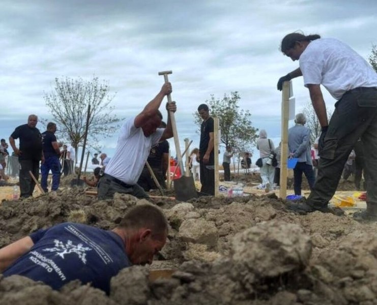 Groparii din Ungaria s-au întrecut într-un concurs de săpat morminte. Cu ce s-a ales echipa câştigătoare