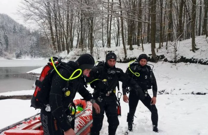 Indiferent de condiţiile meteo, Ionuţ împreună cu colegii lui, intră în adâncurile apelor pentru a salva vieţi. FOTO : Arhivă personală