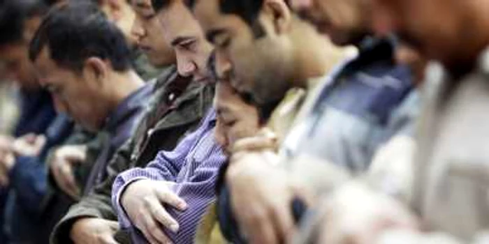 Membri ai Frăției Musulmane se roagă într-o moschee din Cairo. Vor vota ei pentru o Frăție moderată sau una radicală?