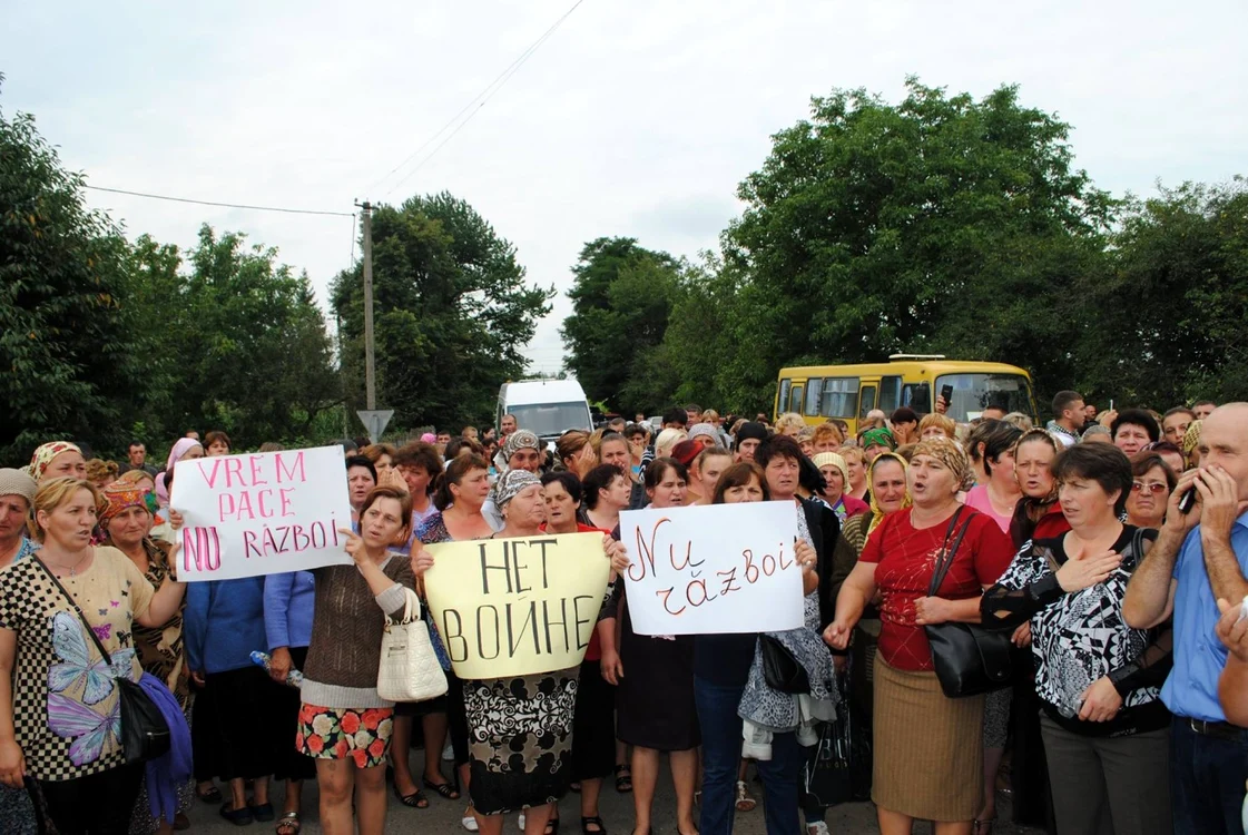 Sute de români din Lehăceni (Priprutia) au blocat autostrada Cernăuţi-Kiev. FOTO: bucpress.eu