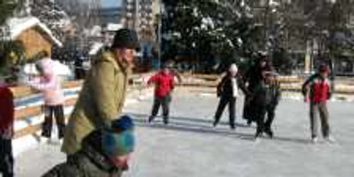 Părinţii şi copii s-au distrat pe patinoar în această dupămasă