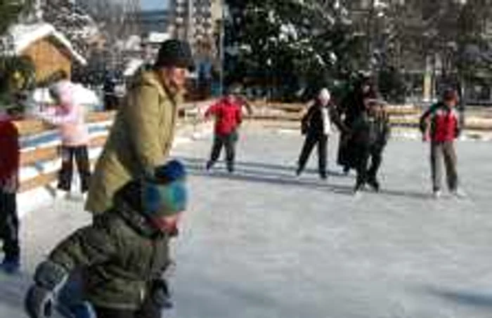 Părinţii şi copii s-au distrat pe patinoar în această dupămasă