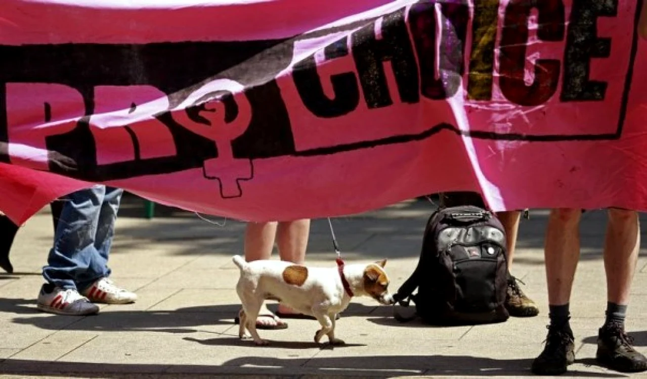 Banner al manifestanţilor care susţin drepturile femeilor de a alege avortul. FOTO rEUTERS