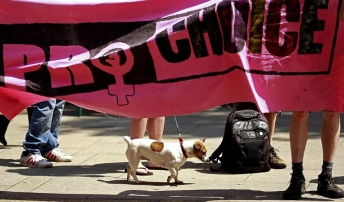 Banner al manifestanţilor care susţin drepturile femeilor de a alege avortul. FOTO rEUTERS