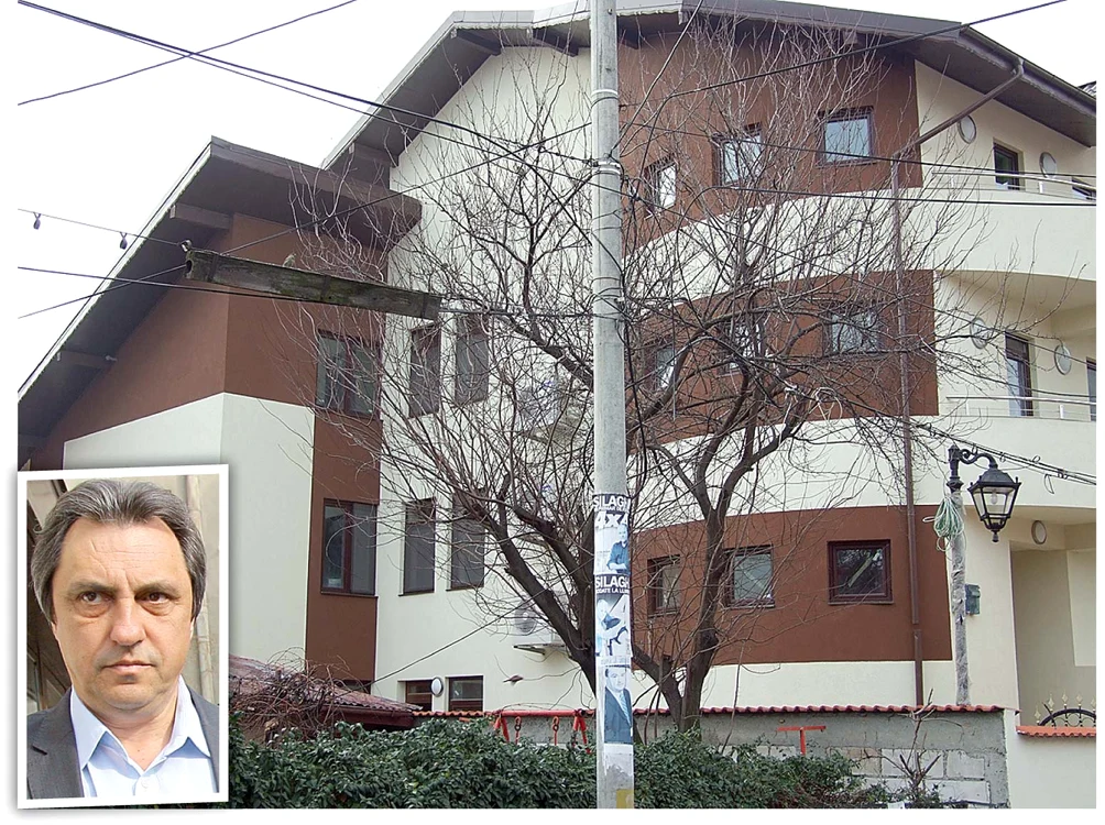 Situată în sectorul 4 al Capitalei, vila şefului Sanitas, Marius Petcu, are trei etaje, plus mansardă şi este estimată la 1,2 milioane de euro.  Aici locuia sindicalistul cu soţia şi fiica lor