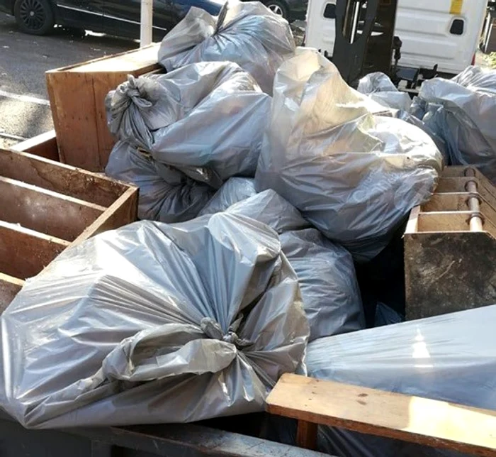 Cele cinci tone de gunoaie scoase din apartament au fost cărate cu remorcaFotografii: Primăria Sectorului 3