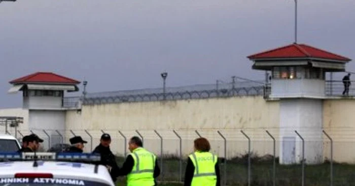 Închisoarea Trikala a fost atacată de un elicopter cu bărbaţi înarmaţi. FOTO: Ekathimerini