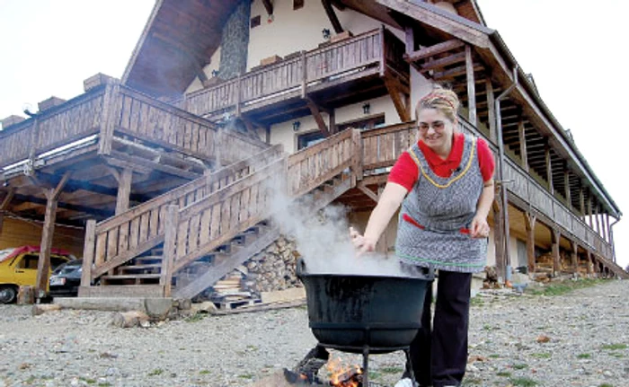 Ela Hosu găteşte pentru musafirii pe care-i găzduieşte la Mărişel