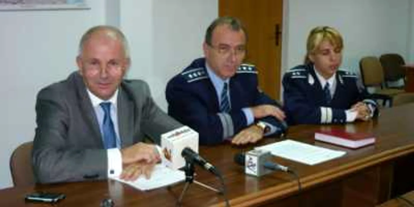 Prefectul Vasile Gudu, alături de cms. Ştefan Dobre şi cms. Daniela Condrea