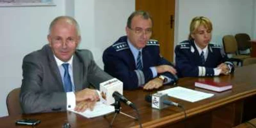 Prefectul Vasile Gudu, alături de cms. Ştefan Dobre şi cms. Daniela Condrea