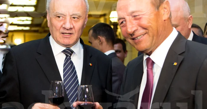 Preşedintele român Traian Băsescu i-a promis omologului său de la Chişinău că România va importa mai multe vinuri moldoveneşti FOTO: PREŞEDINŢIA REPUBLICII MOLDOVA