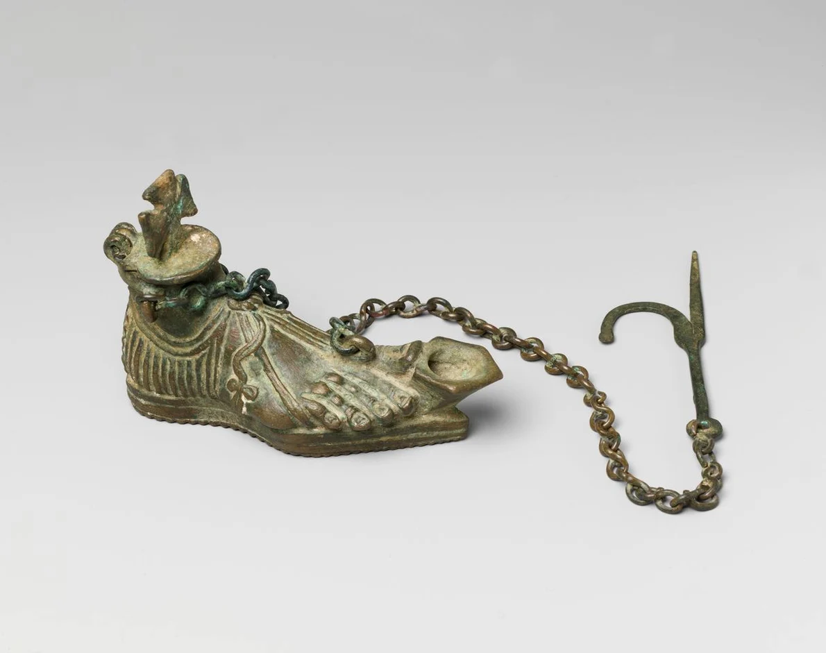 Lampă de bronz bizantină în formă de picior (© Metropolitan Museum of Art / Public Domain)