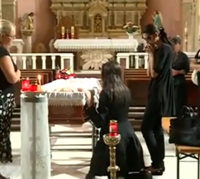 Surorile Gabor la capataiul mamei 3