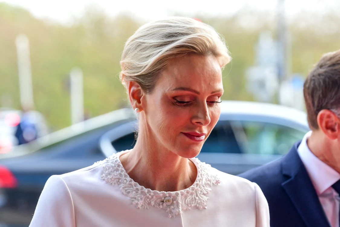 Charlene de Monaco în alb, Brigitte Macron în negru, Profimedia (2) jpg