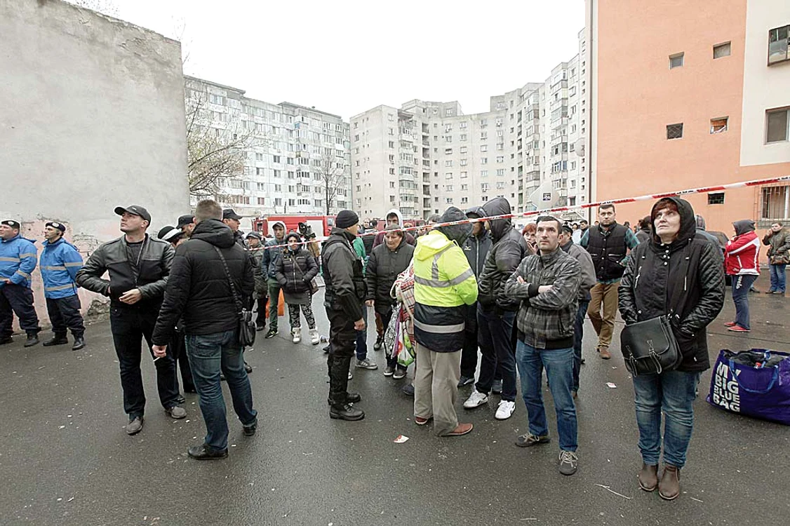 Oamenii ale căror case au fost distruse ieri, în cel mai violent incendiu produs în 2016 în Capitală, povestesc cum au fugit ca să-şi salveze viaţa  