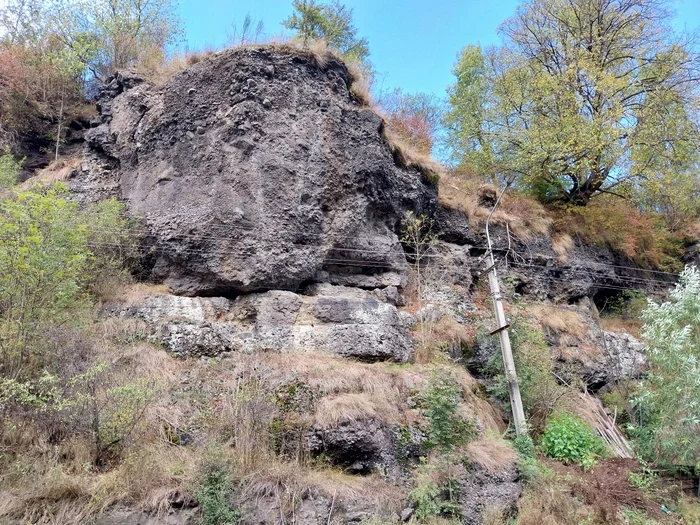 Continuă detonarea stâncilor care pun în pericol traficul. FOTO DRDP Braşov 