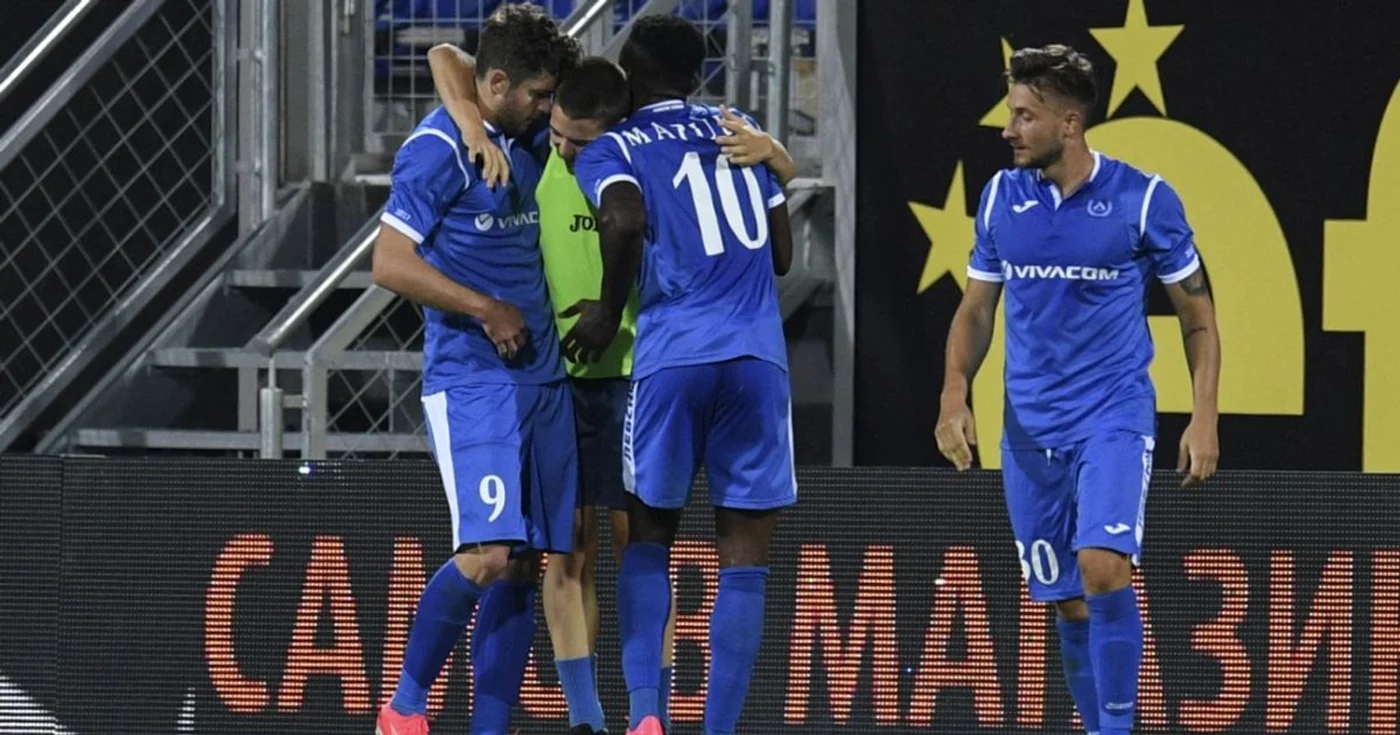 Bus, stânga, este felicitat de coechipieri după ce a înscris împotriva lui Hajduk Split FOTO EPA