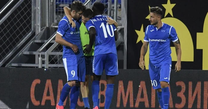 Bus, stânga, este felicitat de coechipieri după ce a înscris împotriva lui Hajduk Split FOTO EPA