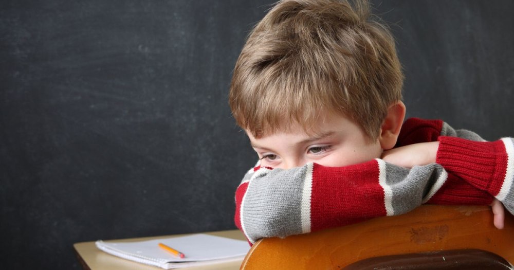 Semne că ai un copil introvertit. Cu ce poate fi confundată frecvent această stare