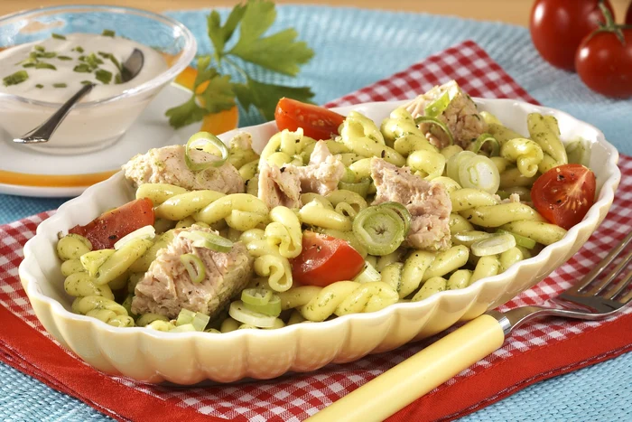 Salată de paste cu ton şi sos pesto