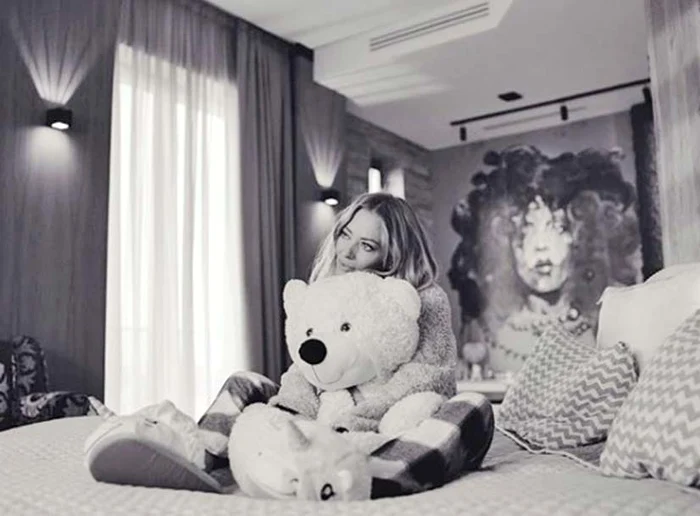 Ea are şi multe jucării din pluş