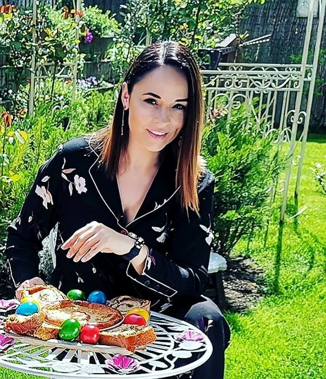 Andreea Marin, fericită în curtea casei