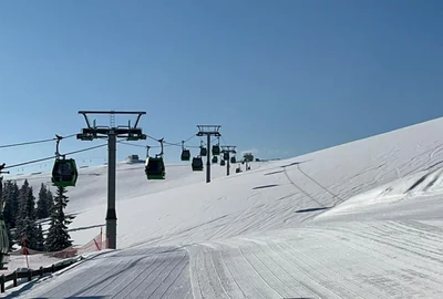 Zăpadă din belşug după jumătatea lunii martie pe pârtiile de la Transalpina Voineasa în Vâlcea Foto Domeniul Schiabil Transalpina
