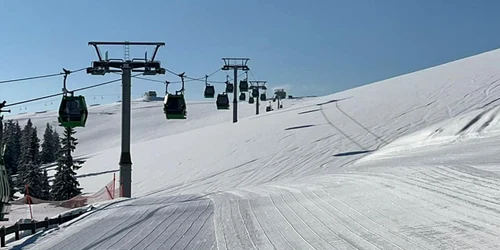 Zăpadă din belşug după jumătatea lunii martie pe pârtiile de la Transalpina Voineasa în Vâlcea Foto Domeniul Schiabil Transalpina