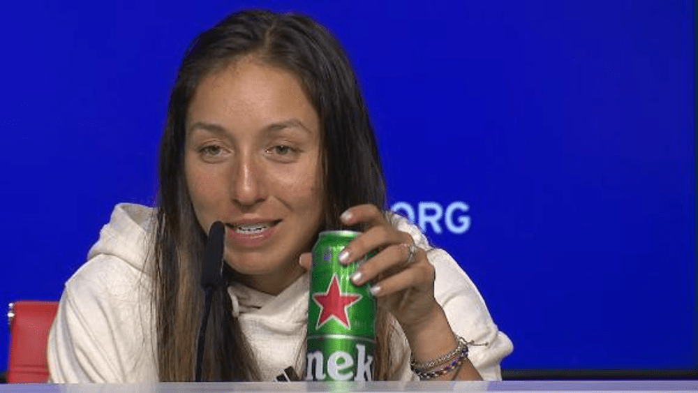 Conferință la US Open cu alcool: Pegula a bătut bere de față cu presa! Explicația americancei VIDEO 
