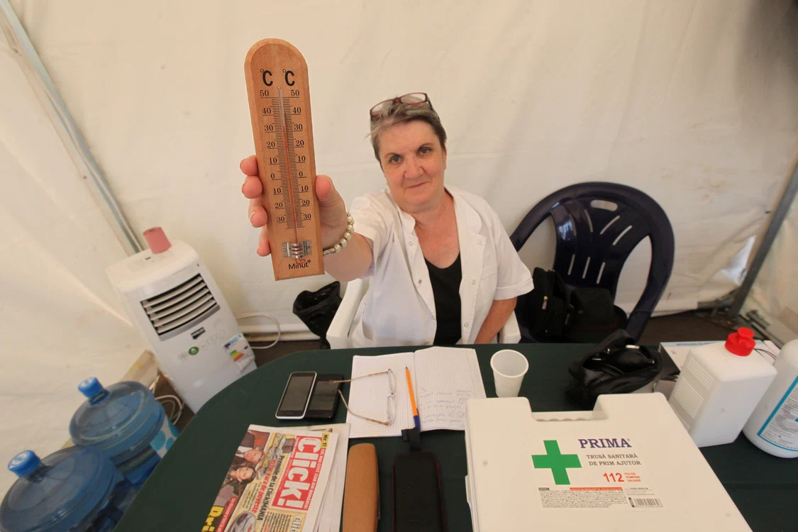 
    Aceiași asistenți medicali sunt scoși vara pe caniculă la corturi ca să acorde primul ajutor, deși stau toată ziua la peste 34 de grade   