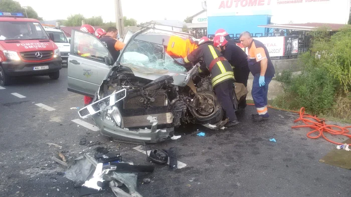 
    Trei persoane au decedat ca urmarea a impactului violent Foto: ISU Vrancea   