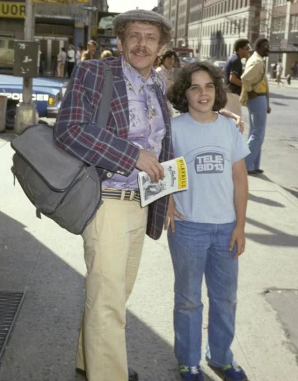 Ben Stiller și tatăl său, Jerry Stiller. Cei doi au pozat în timpul unei excursii în New York. Ben avea atunci 13 ani (anul 1978)