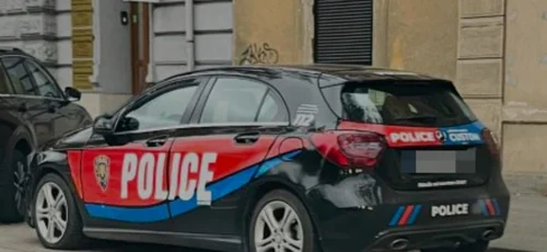 Școala de șoferi unde se învață pe „mașinile de poliție”