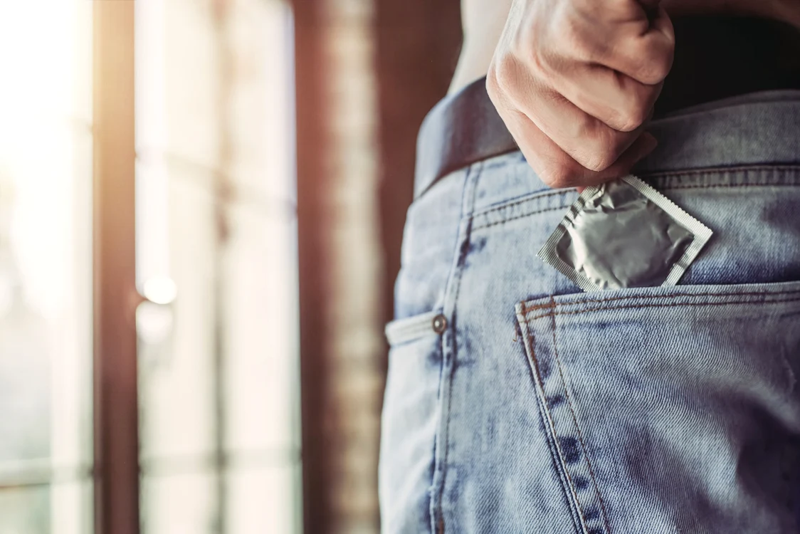 Cei mai mulți bărbați, după ce au cumpărat prezervative, au obiceiul de a le ține prin diferite buzunare și în special în cel din spate al pantalonuluifoto:123RF