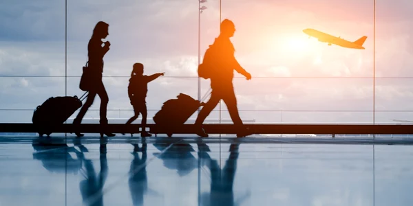 turisti aeroport avion apus foto shutterstock