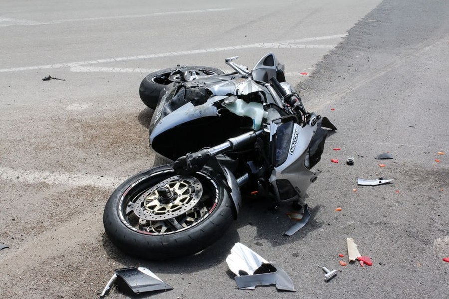 Un motociclist a fost omorât într-un accident auto, acroșat de prietena sa cu mașina