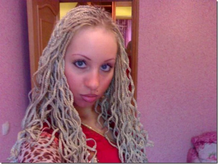 Tânăra şi-a făcut zeci de schimbări de look