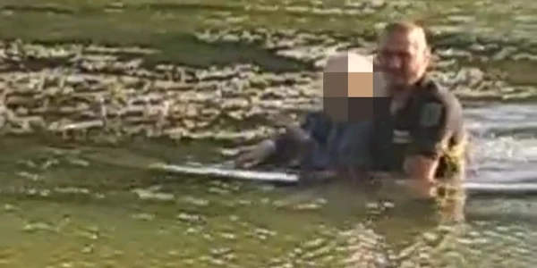 Politistul a salvat o femeie de la inec jpg
