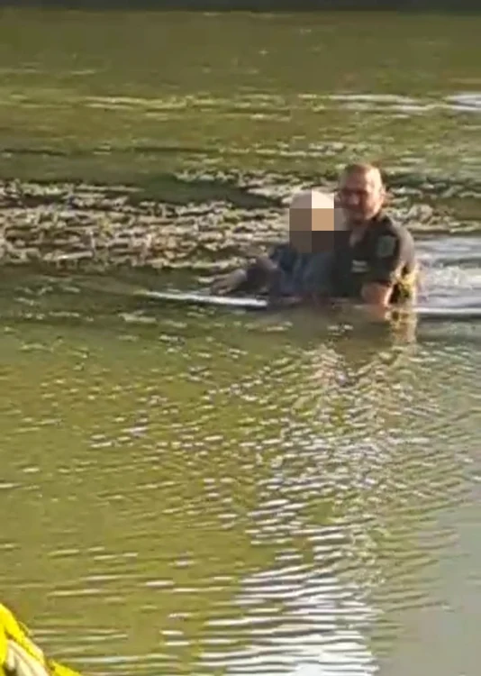 Polițistul local a salvat o femeie de la înec Foto - Poliția Locală Pitești