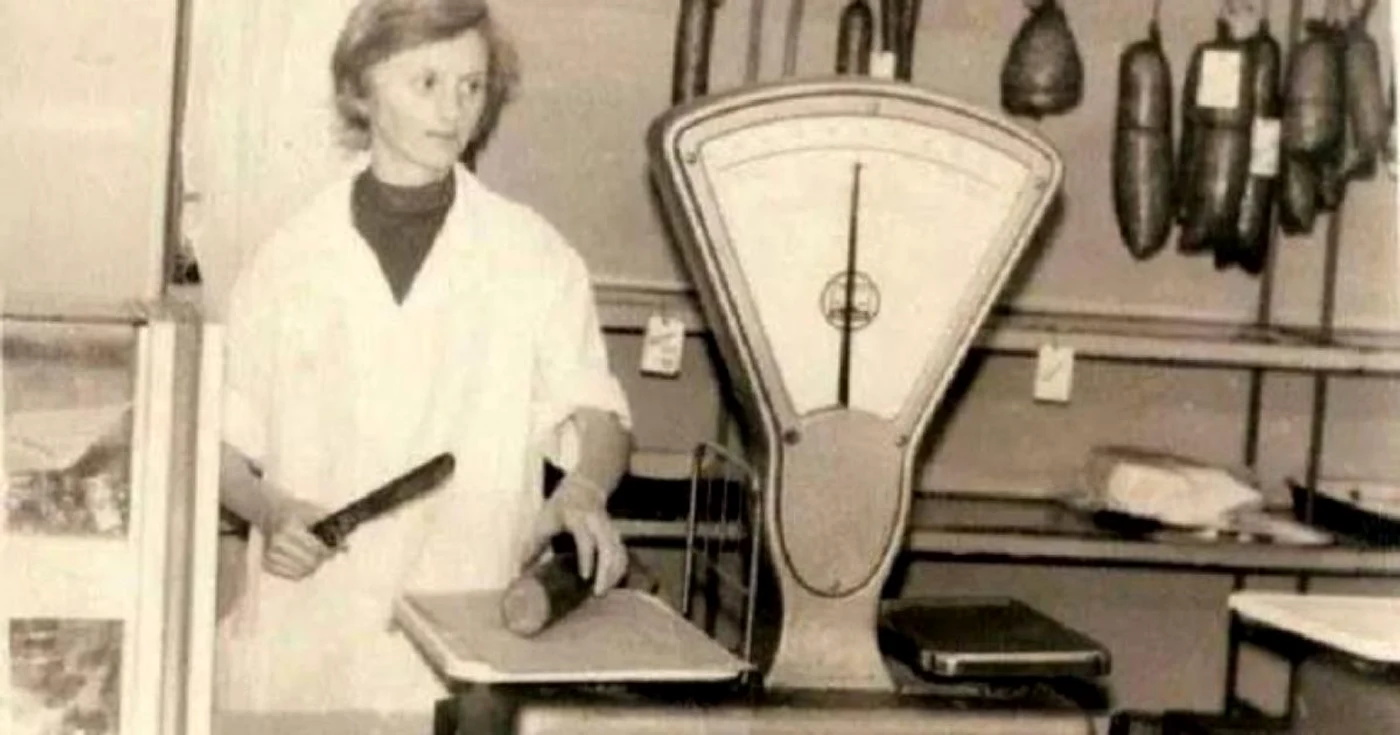 Magazinele erau aprovizionate din când în când cu mezeluri Foto:Bărăganul de altădată/Valerică Butoi