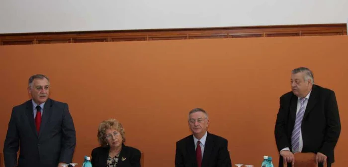 Organizatorul congresului a fost preşedintele Colegiului Medicilor Dentişti Suceava, dr. Ioan Costea (dreapta)