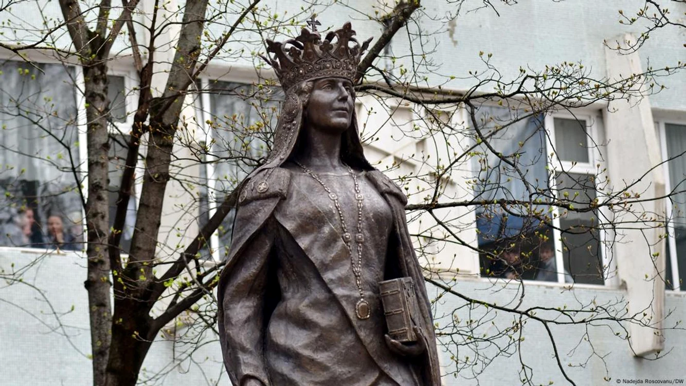 Statuia Reginei Maria sculptată în bronz de artistul Veaceslav Jiglițchi