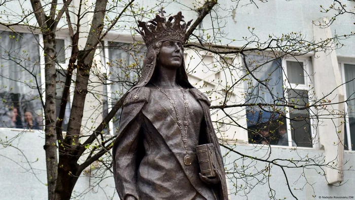 Statuia Reginei Maria sculptată în bronz de artistul Veaceslav Jiglițchi