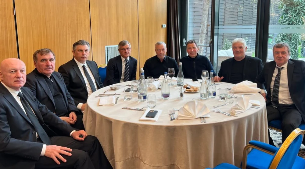 Reuniune a „greilor”, în memoria lui Mircea Lucescu. L-au mai pomenit încă o dată: „Ne-a îngenuncheat pe toți!”