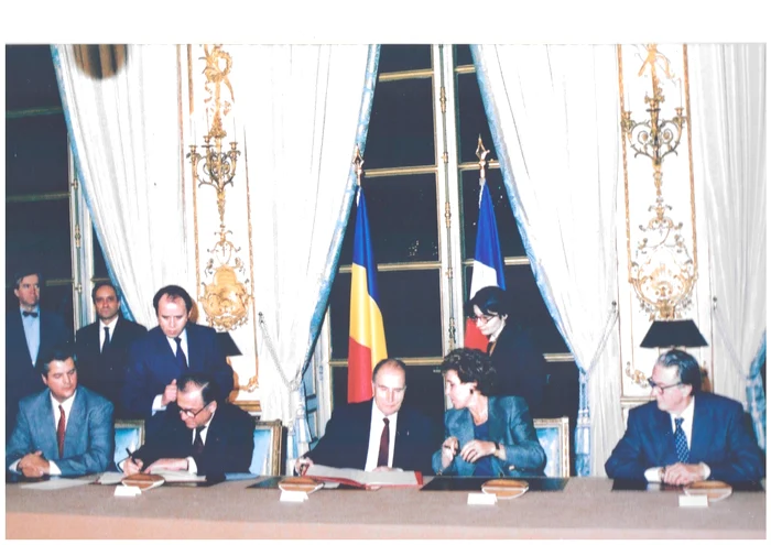 Foto 3. Ion Iliescu și François Mitterand, împreună cu miniștrii de Externe, Năstase și Dumas