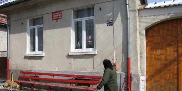 Plăcuţele cu fumatul interzis uimesc şi azi trecătorii prin Boiţa. Foto: Dragoş Popescu